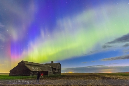 Alan-Dyer-Shooting-the-Aurora-over-Old-Barn-2-June-7-8-2014_1402250670_lg
